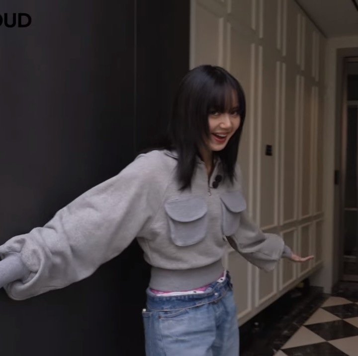 <p>Lisa BLACKPINK baru saja merayakan ulang tahun ke-27 pada 27 Maret yang lalu, Bunda. Di hari spesial ini, Lisa membagikan konten spesial sambil menunjukkan isi rumahnya. (Foto: YouTube LLOUD Official)<br /><br /><br /></p>