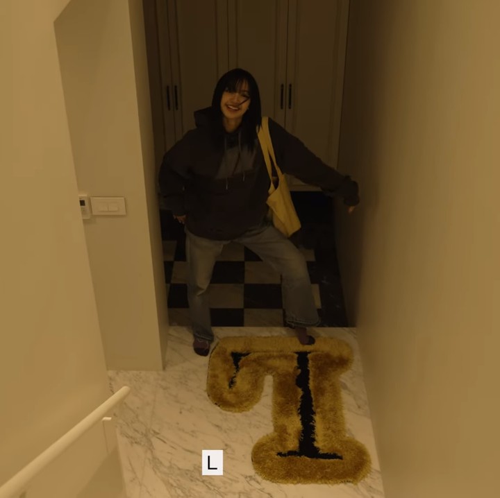 <p>Berikut ini jalan menuju <em>basement,</em> Bunda. Jalur ini mengarah pada garasi rumah Lisa yang tak kalah luas, lho. (Foto: YouTube LLOUD Official)<br /><br /><br /></p>
