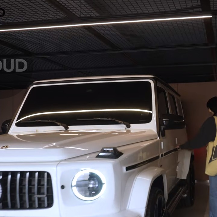 <p>Dalam garasi tersebut, Lisa juga memamerkan mobil mewah Mercedes-Benz G63 Mansory White miliknya. Rumah dan kendaraan yang terlihat benar-benar menggambarkan kehidupan Lisa benar-benar mewah, ya? Bagaimana menurut pendapat Bunda? (Foto: YouTube LLOUD Official)</p>