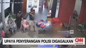 VIDEO: Sakit Hati, Seorang Pria Berupaya Menyerang Polisi