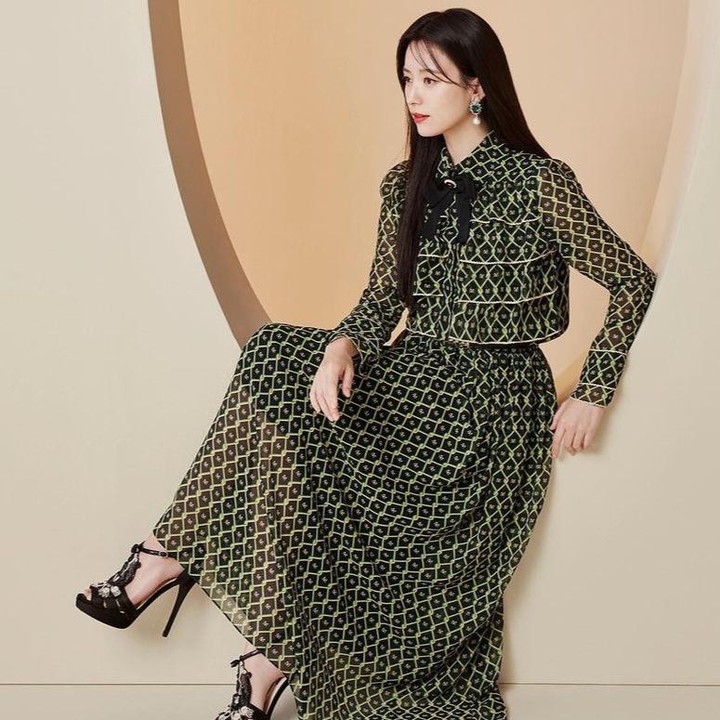 <p>Semua baju selalu cantik kalau yang pakai Han Hyo Joo, kali ini ia tampak glamour dengan two piece set bernuansa hitam yang mewah. (Foto: Instagram @hanhyojoo222)</p>