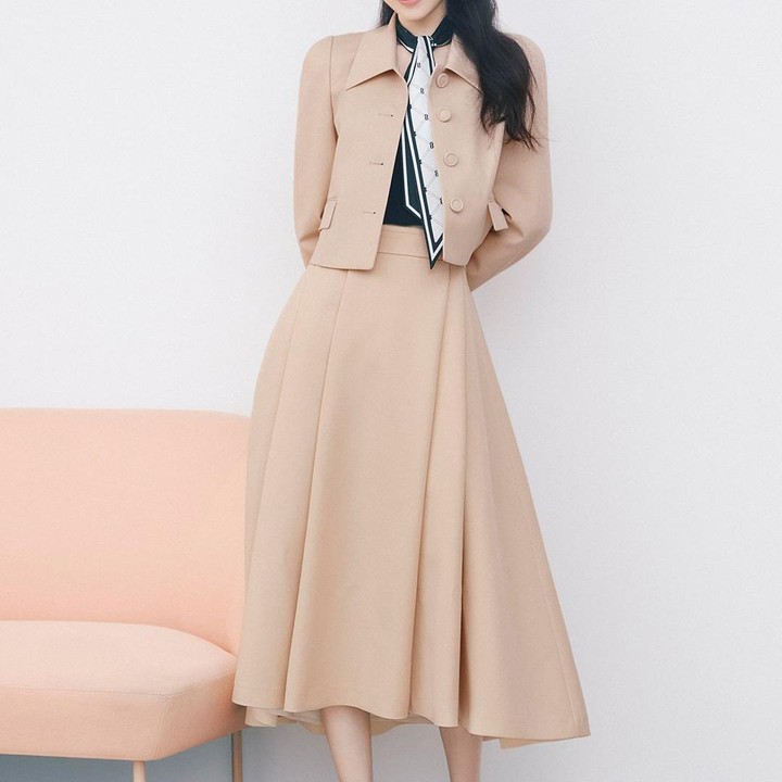 <p>Son Na Eun menyempurnakan penampilan cantiknya dengan <em>outfit</em> bernuansa warna <em>cream</em>, rok panjangnya membuatnya makin manis, Bunda. (Foto: Instagram @jjjigott)</p>