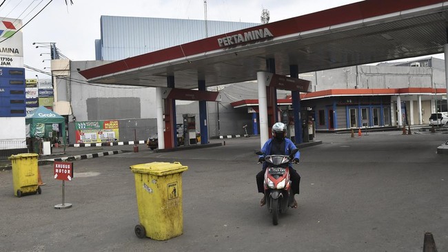 PT Pertamina Patra Niaga menutup empat stasiun pengisian bahan bakar umum (SPBU) curang yang menjual pertamax palsu.