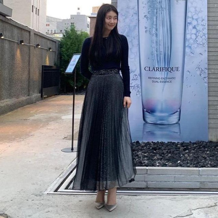 <p>Suzy juga tidak kalah cantik saat sedang memakai rok panjang Bun, OOTD-nya yang satu ini cocok jika ingin tampil chic dan elegan saat Lebaran. (Foto: Instagram @skuukzky)</p>