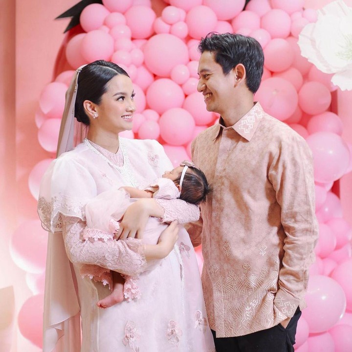 <p>Dalam potret yang diunggah, acara ini berlangsung dengan cukup meriah. Mengusung tema serba <em>pink</em>, Belva dan Sabrina mengucap syukur karena acara tersebut berjalan dengan lancar. "<em>Alhamdulillah</em> Tasyakuran Aqiqah Baby Launa berjalan lancar," dikutip dari kolom <em>caption</em>. (Foto: Instagram @sabrinaanggraini dan @belvadevara)<br /><br /><br /></p>