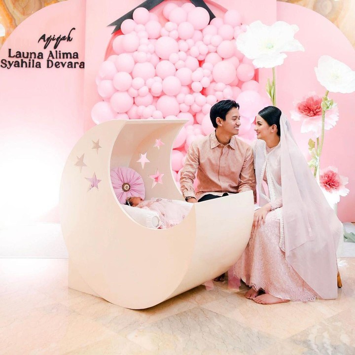 <p>Manis ya, Bunda? Kita doakan, semoga doa keluarga ini selalu sehat, bahagia, juga doa Belva dan Sabrina untuk sang putri bisa terwujud, ya. (Foto: Instagram @sabrinaanggraini dan @belvadevara)</p>