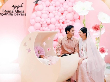 7 Potret Aqiqah Launa Anak Sabrina Anggraini & Belva Devara, Serba Pink Bun
