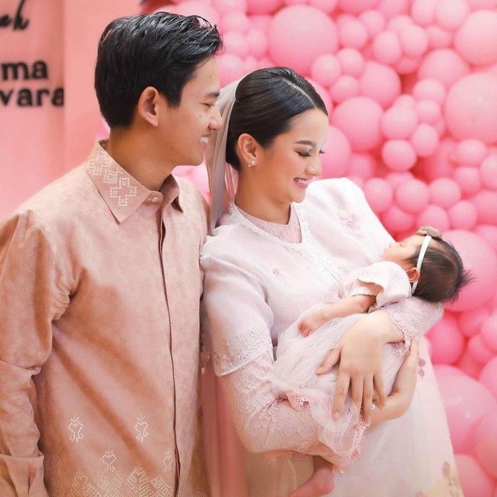 <p>Menyambut kelahiran Si Kecil dengan suka cita, Sabrina dan Belva belum lama ini mengadakan acara tasyakuran aqiqah. Momen tersebut juga dibagikan melalui akun Instagram keduanya. (Foto: Instagram @sabrinaanggraini dan @belvadevara)<br /><br /><br /></p>