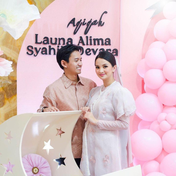 <p>Hingga artikel ini Bubun tulis, unggahan tersebut sudah mendapat lebih dari 30 ribu <em>likes</em> dan puluhan komentar, Bunda. Di kolom yang tersedia, keluarga ini mendapatkan banyak doa dan harapan-harapan baik. "<em>Barokallah</em> Kak sabrinaaa dan kak Belva <em>and also the only cutest</em> Launaa," ujar akun @zulu****. (Foto: Instagram @sabrinaanggraini dan @belvadevara)<br /><br /><br /></p>
