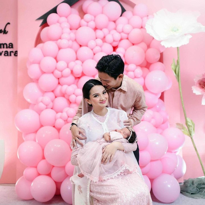 <p>Tak sampai di sana, Sabrina dan Belva juga memanjatkan doa serta harapan untuk Si Kecil. Mereka berharap agar Launa bisa tumbuh menjadi sosok yang bermanfaat di masa depan. "Semoga Baby Launa bisa tumbuh jadi anak shalehah dan bermanfaat buat sekitar, serta doa2 baik yang inshaAllah Mama dan Papa terus utarakan," tulis keduanya. (Foto: Instagram @sabrinaanggraini dan @belvadevara)<br /><br /><br /></p>