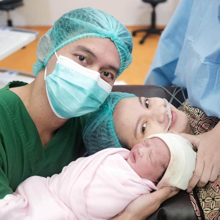 <p>Pasangan Belva Devara dan Sabrini menyambut kelahiran anak pertama mereka, Rabu (6/2/2024). Bayi perempuan yang diberi nama Launa Alima Syahila Devara tersebut lahir pada pukul 21.40 WIB dengan berat 3,2 kg dan panjang 49 cm. (Foto: Instagram @sabrinaanggraini dan @belvadevara)<br /><br /><br /></p>