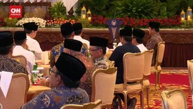 VIDEO: Buka Puasa Bersama di Istana, Jokowi Semeja Dengan Prabowo