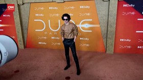 VIDEO: Timothee Chalamet Teken Kontrak Multi-tahun dengan Warner Bros
