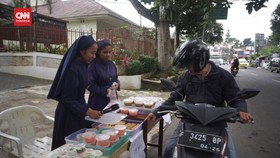 VIDEO: Bukan Ikut Takjil War, Suster Katolik Ini Malah Jualan Takjil