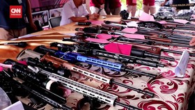 VIDEO: Miliki 29 Senpi dan Ribuan Peluru, IRT di Bandung Ditangkap
