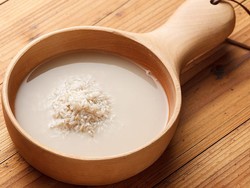 Air Cucian Beras Nggak Cuma Sisaan Masak, Ini 7 Manfaatnya Buat Kecantikan!