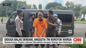 VIDEO: Diduga Balas Dendam, Anggota TNI Keroyok Warga