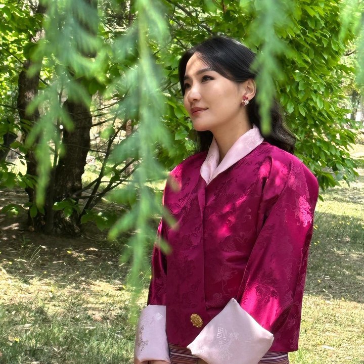 <p>Jetsun Pema lahir pada 4 Juni 1990. Ia dikenal sebagai sosok perempuan cerdas yang telah menimba ilmu di berbagai negara. Jetsun Pema berasal dari salah satu keluarga bangsawan tertua di Bhutan, Bunda. (Foto: Instagram @queenjetsunpema)</p>