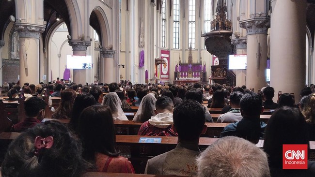 Gereja Katedral, Jakarta Pusat menggelar Misa Jumat Agung pertama pada Jumat siang (29/3). Sejumlah jemaat sudah berdatangan.