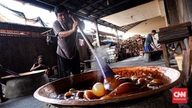 FOTO: Mengintip Proses Pembuatan Dodol Betawi