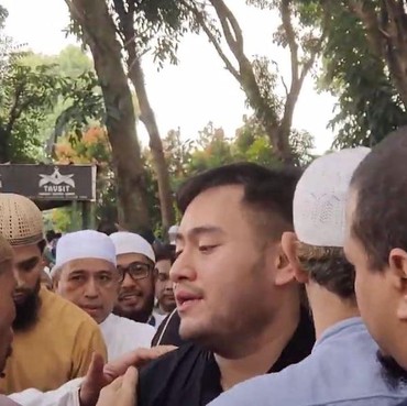 Tangis Nassar Pecah Iringi Pemakaman Sang Ayahanda