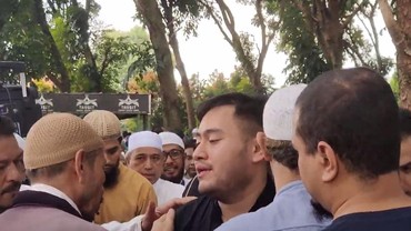 img-title Tangis Nassar Pecah Iringi Pemakaman Sang Ayahanda
