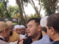 Momen Nassar Antar Jenazah Sang Ayah ke Peristirahatan Terakhirnya