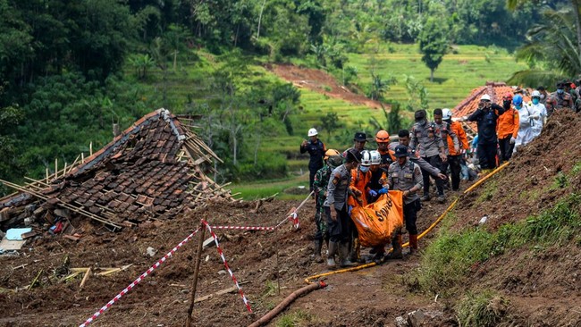 FOTO: Pencarian Korban Longsor di Cipongkor Bandung Barat