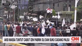 VIDEO: Aksi Massa Tuntut Cabut Izin Pabrik Oli & Suku Cadang Palsu