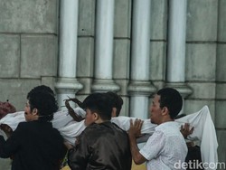 Polisi Rekayasa Arus Lalu Lintas Saat Ritual Jalan Salib di Labuan Bajo