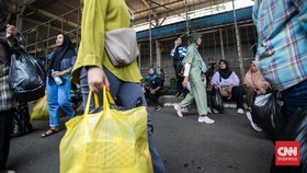 FOTO: Geliat Tanah Abang Diserbu Ribuan Pembeli Jelang Lebaran