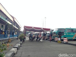 Terminal Kampung Rambutan Mulai Ramai, Puncak Arus Mudik Diprediksi 7 April