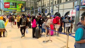 VIDEO: Libur Panjang, Pemudik Padati Stasiun Pasar Senen Hari Ini