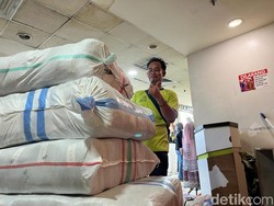 Cerita Asep, Porter Pasar Tanah Abang Raup Cuan Jelang Lebaran