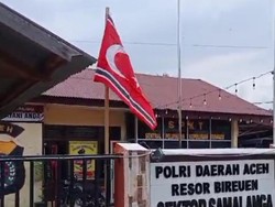 Pria Aceh Kibarkan Bendera Bulan Bintang di Polsek Samalanga
