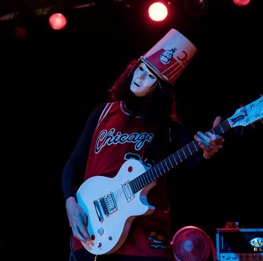 Eks Gitaris Gun N'Roses Gelar Konser di Dalam Gua