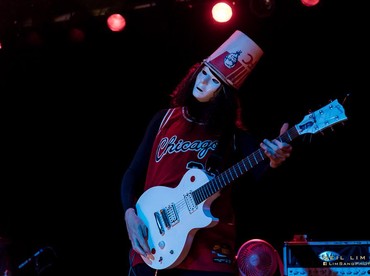 Eks Gitaris Gun N'Roses Gelar Konser di Dalam Gua