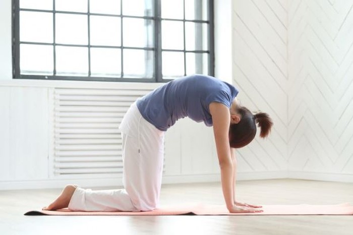 4 Gerakan Yoga untuk Meredakan Nyeri Haid, Yuk Ikuti!