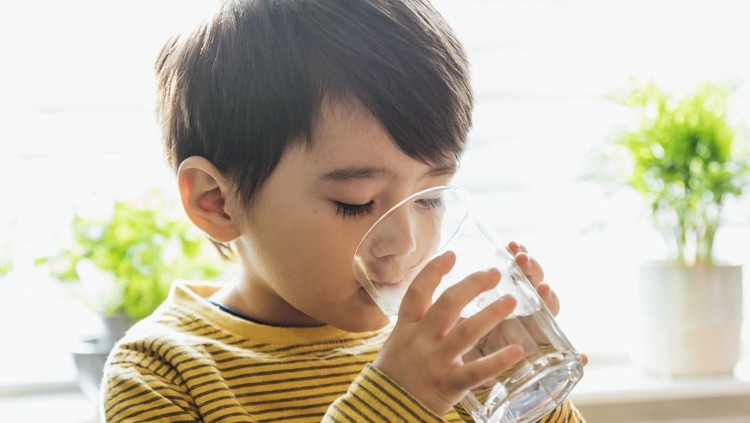 Ilustrasi anak minum air mineral