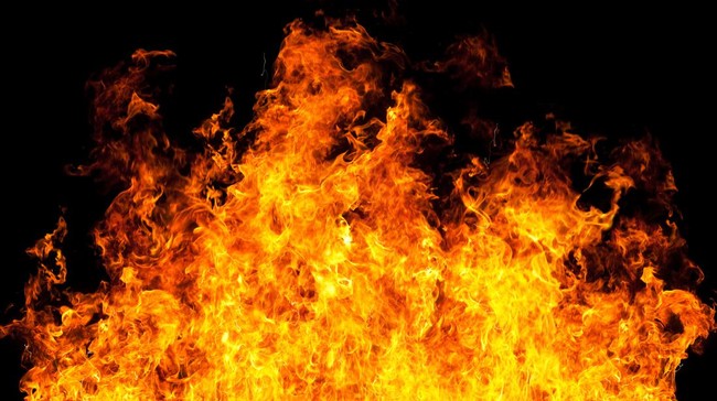 Kebakaran terjadi di sebuah gudang perabotan di Bekasi, lima orang yang merupakan satu keluarga tewas terjebak di kamar mandi.