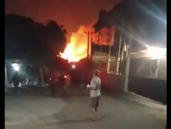 Penampakan Kebakaran Gudang Bahan Peledak di Perbatasan Bogor-Bekasi