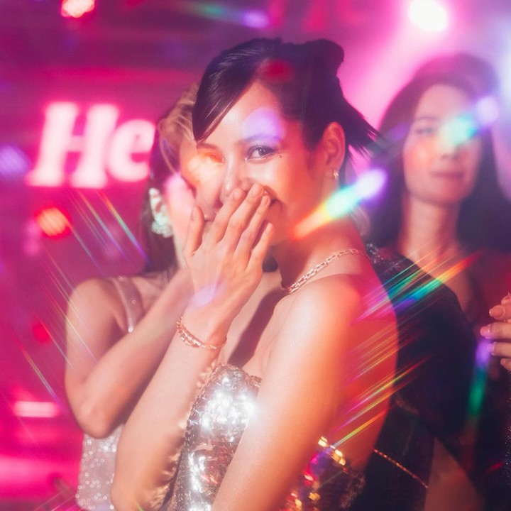 <p>Momen ulang tahun Lisa diketahui dirayakan dengan hangat bersama keluarga dan sahabat terdekat di negara asalnya, Thailand. Menurut informasi yang Bubun rangkum, acara tersebut digelar dengan pesta mewah di House of HEALS, Thailand. (Foto: Instagram @lalalalisa_m) <br /><br /><br /></p>