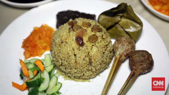 Saat dihidangkan, aroma rempah-rempah dari nasi minyak cukup kuat. Sekilas kamu akan mengira hidangan nasi minyak berasal dari Timur Tengah, bukan Palembang.