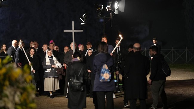 FOTO: Ritual Suci Jalan Salib Yesus di Roma Tanpa Paus Fransiskus