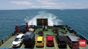 Suasana penyeberangan dari pelabuhan Merak menuju Bakauheni di selat sunda. CNN Indonesia/Safir Makki