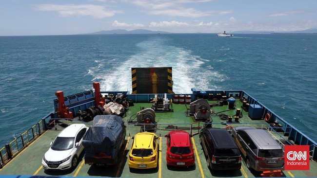Suasana penyeberangan dari pelabuhan Merak menuju Bakauheni di selat sunda. CNN Indonesia/Safir Makki