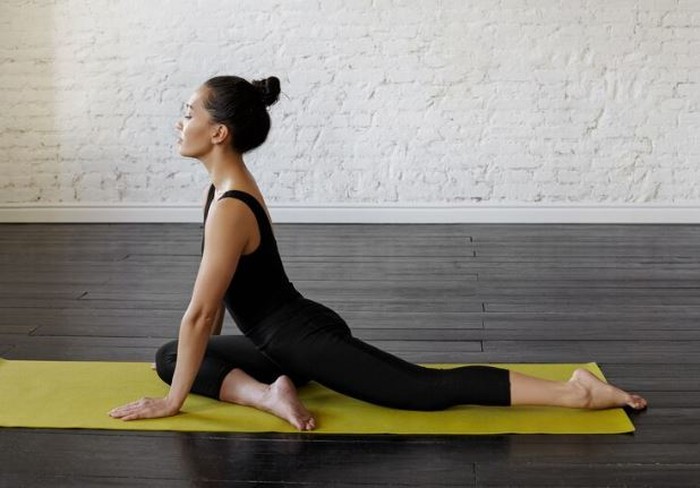 4 Gerakan Yoga untuk Meredakan Nyeri Haid, Yuk Ikuti!