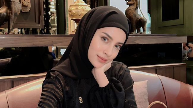 Aghnia Punjabi menanggapi klaim IPS, baby sitter yang menjadi tersangka kasus dugaan penganiayaan anak, soal pembayaran gaji yang telat.