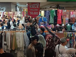 Pasar Baru Bandung Diserbu Warga yang Berburu Baju Lebaran