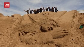 VIDEO: Seniman Bolivia Bikin Lukisan Pasir di Pantai Rayakan Paskah